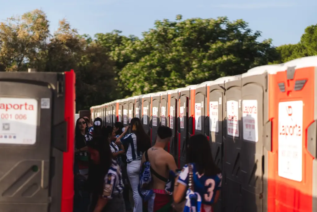 Sanitarios portátiles en Sevilla para la Fan Zone de la Copa del Rey